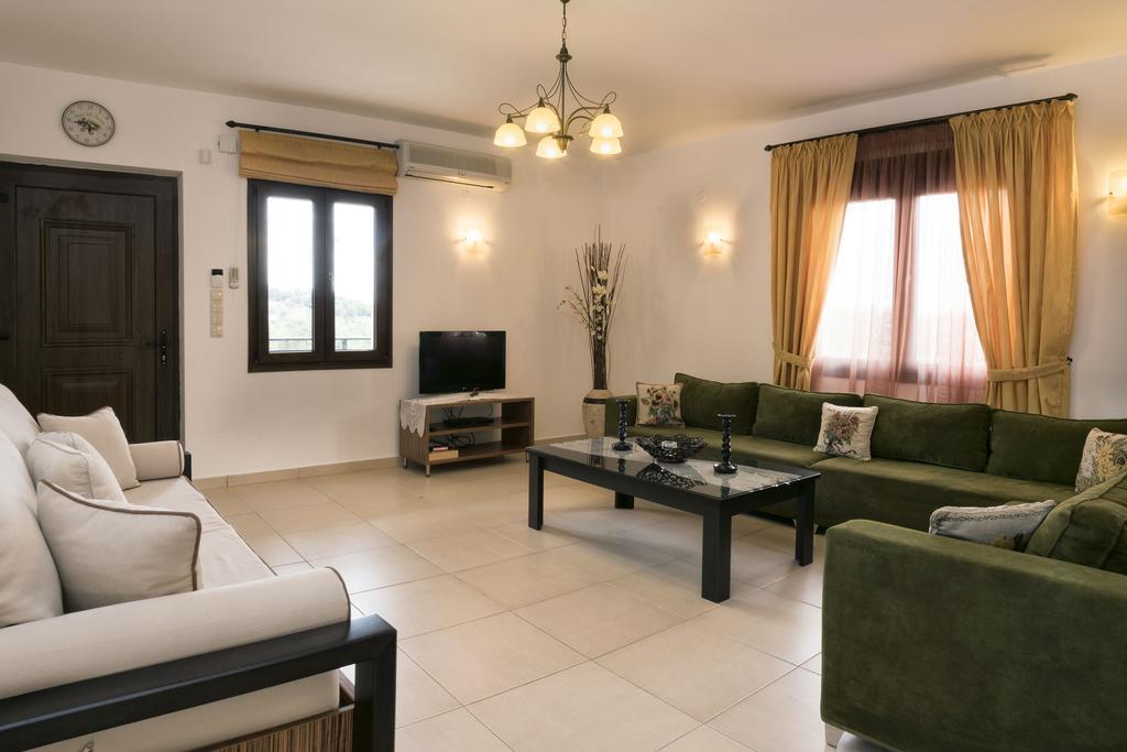 Villa Laga With Pool, 300M To Taverns, Childrens Area, Bbq! Kirianna Zewnętrze zdjęcie